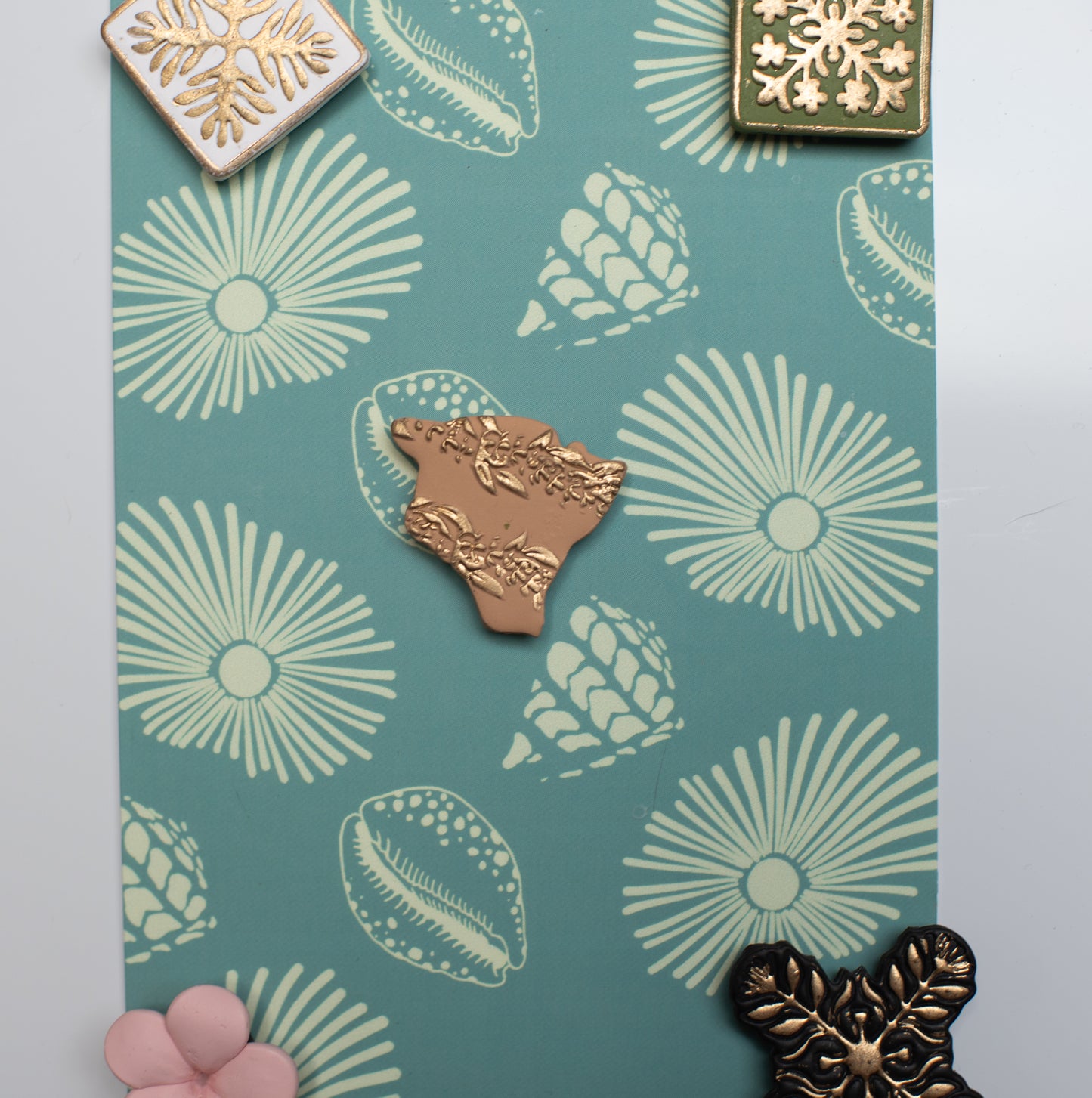 Single island imprint magnet